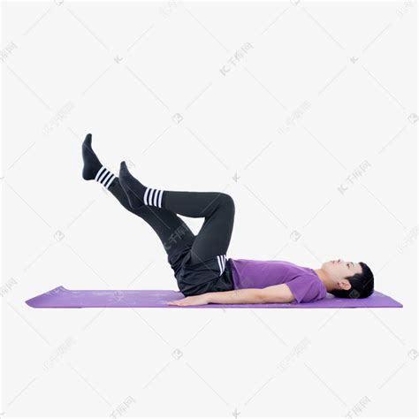 在瑜伽垫上躺着健身练习的年轻男性素材图片免费下载-千库网