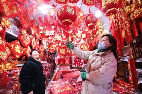 山东聊城：节庆用品迎来销售旺季-人民图片网
