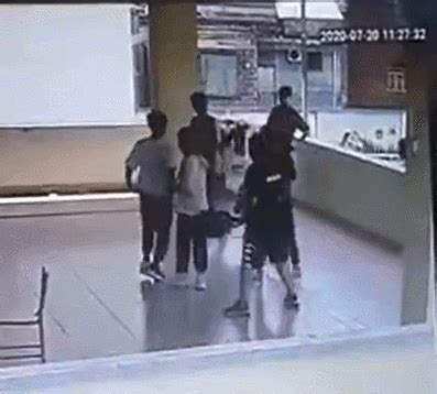 女子将3岁女儿从13楼扔下摔死 欲跳楼被拦住_首页社会_新闻中心_长江网_cjn.cn