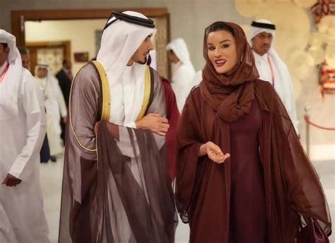 世界杯开幕式卡塔尔太后亮相！穿长袍戴头纱，看上去比儿媳妇年轻