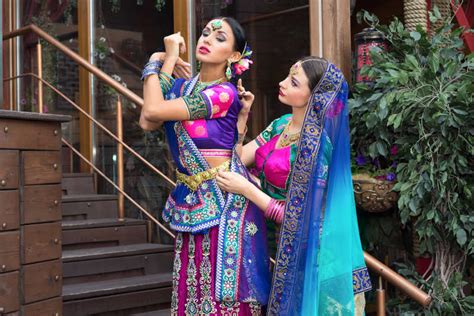 传统的印度妇女图片_穿着传统服装的印度妇女素材_高清图片_摄影照片_寻图免费打包下载