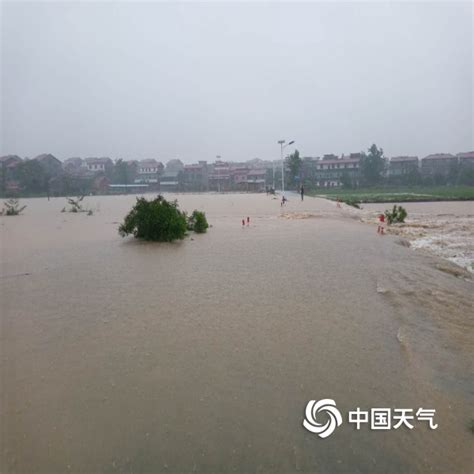 江西萍乡遭暴雨侵袭 内涝严重山体塌方-图片频道