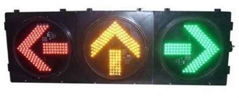 在路口右转弯看到图中信号灯亮时，要在停止线以外停车，等待绿灯亮后再向右转弯。_2023科目一试题