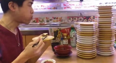 日本小哥吃自助旋转寿司