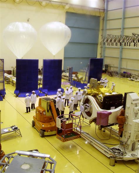 印度揭开登月航天器面纱 下月发射计划降落月球南极