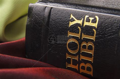 用金色字母写的黑色皮革圣经封面高清图片下载-正版图片503564102-摄图网