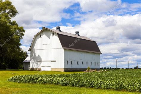 Fazendas americanas com azul céu nublado — Fotografias de Stock © maxym ...
