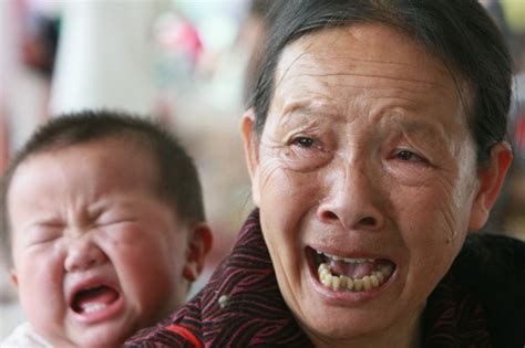 《含泪活着》：一个家庭的心酸奋斗史，打破日本票房的中国纪录片