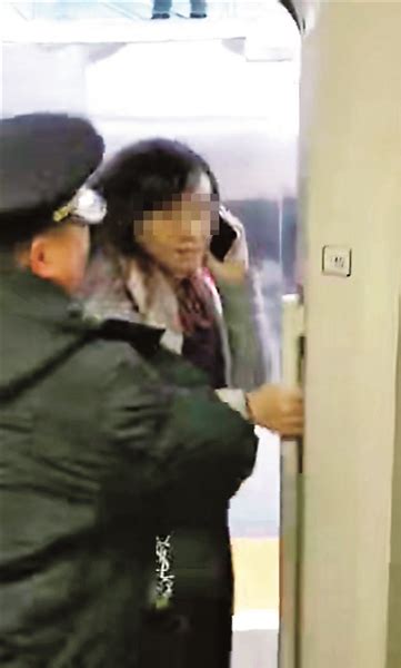 女子扒阻高铁车门事件还原 涉事女子已被停职-吉网（中国吉林网）
