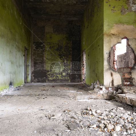 旧墙废弃厂房的广角视图高清图片下载-正版图片504208147-摄图网