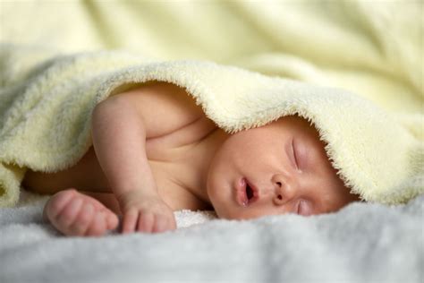 白色地毯上的新生男婴特写镜头素材-高清图片-摄影照片-寻图免费打包下载