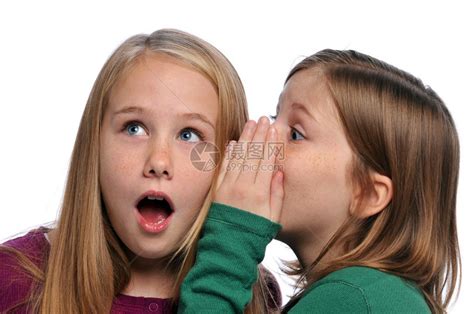 两个女孩说一个秘密并表达出奇异的惊喜高清图片下载-正版图片502523884-摄图网