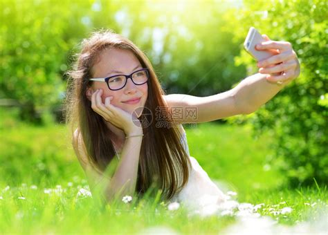 迷人的caucasian女孩拍自女孩带着智能手高清图片下载-正版图片503313605-摄图网