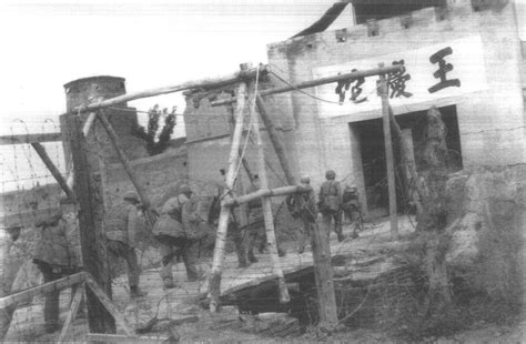 1945年7月中旬，冀中军区部队对敌人发起夏季攻势。图为八路军攻占王庆坨敌人据点。-天津人民抗日斗争-图片