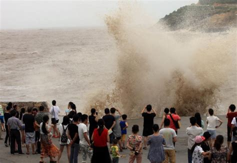 浙江台州：台风掀起大浪 市民浪头观景-新闻中心-南海网