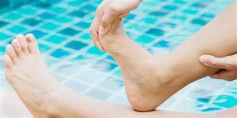 游泳中小腿抽筋的自救方法|游泳_新浪新闻