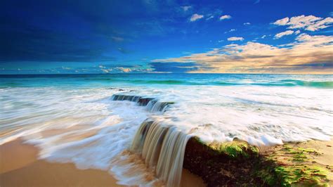 蓝色的大海和金色的沙滩图片-晴天有云的天空下的蓝色的大海和金色的沙滩素材-高清图片-摄影照片-寻图免费打包下载