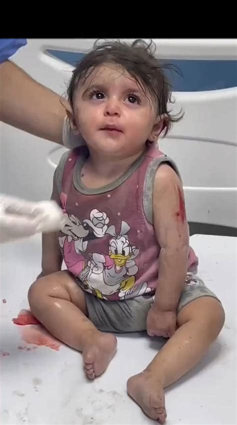 加沙废墟中幸存的小女孩，她很幸运活了下来……|拉法_新浪新闻