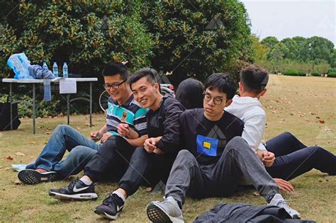 男女大学生们坐草地上聊天休息高清图片下载-正版图片500392121-摄图网