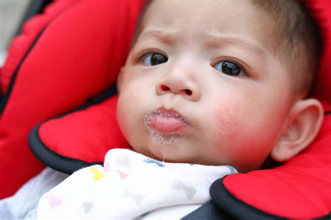 婴儿吐唾沫是什么原因（孩子嘴里吐泡泡）-幼儿百科-魔术铺