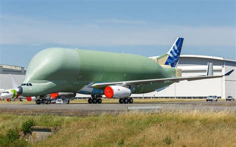 空客一架“超级大白鲸”运输机即将开始喷漆作业-搜狐大视野-搜狐新闻