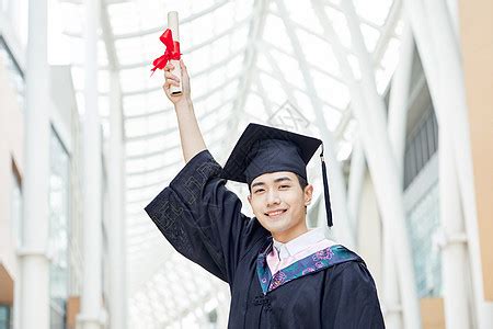 在上海养一个孩子从0-23岁大学毕业起码是500万起！