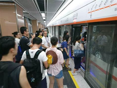 国内首个地铁BRT公交智慧信息屏在厦门正式启用