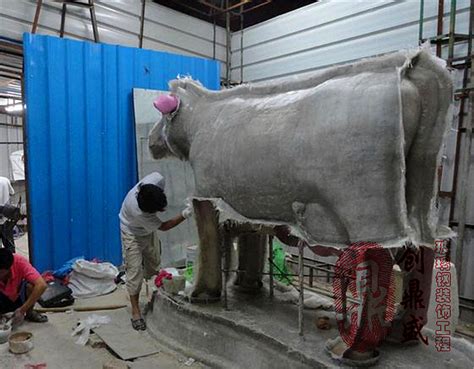 奶牛雕塑 - 深圳市创鼎盛玻璃钢装饰工程有限公司