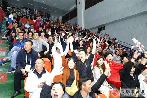 军运会中国队“首秀”：八一女排3：0战胜美国队_湖北频道_凤凰网
