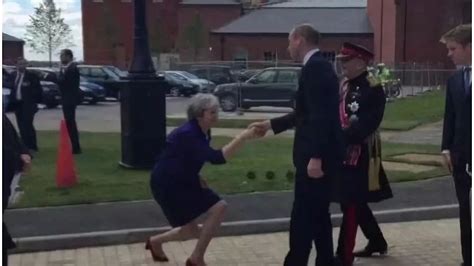 梅姨的一张卑躬屈膝照 让英美人民撕破脸了(图)|英国首相|格林沃尔德|特雷莎_新浪新闻