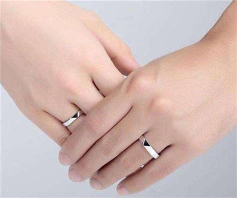 情侣对戒戴哪个手指 戒指的戴法和意义是什么_婚庆知识_婚庆百科_齐家网