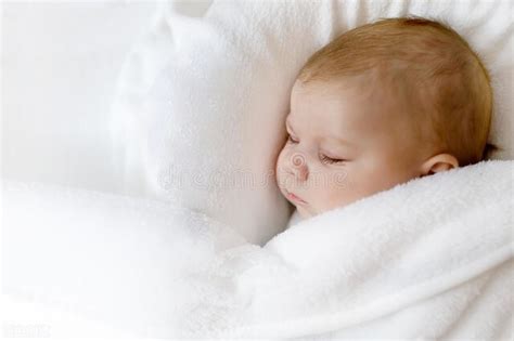 婴儿冬天睡觉要戴帽子吗（冬天出生的孩子更难护理）-幼儿百科-魔术铺