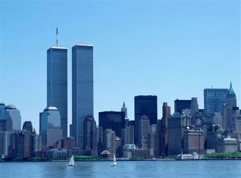“9·11”恐袭19周年 象征双子塔灯柱照向夜空