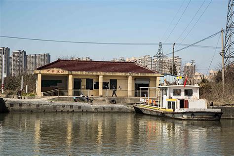 【城像】吴淞江上最后的摆渡船|界面新闻 · 影像