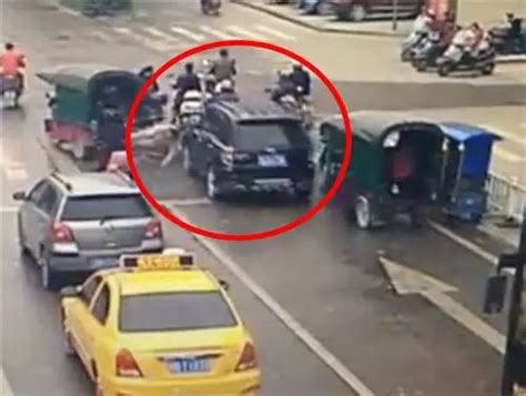 广西来宾1辆车红绿灯前突然加速连撞5人(图)-新闻中心-南海网