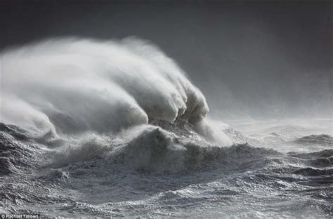 镜头定格狂风卷起巨浪瞬间 如同巨人怒吼|巨浪|狂风|大海_新浪新闻