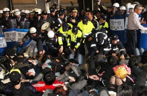 台湾反服贸学潮为何演变成暴力民主|行政院|马英九|民主_新浪新闻