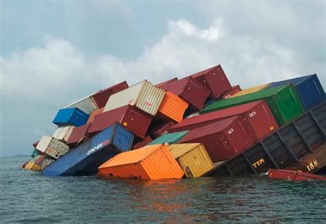 突发！印尼海域一货船严重倾斜，18个集装箱落水！ - 橙心物流网