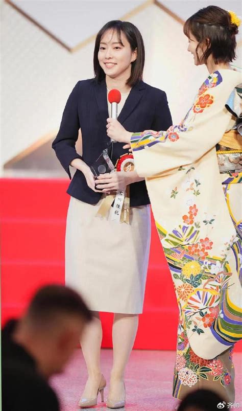 石川佳纯穿白色高跟鞋，非常漂亮！31岁乒乓女神，退役后魅力四射