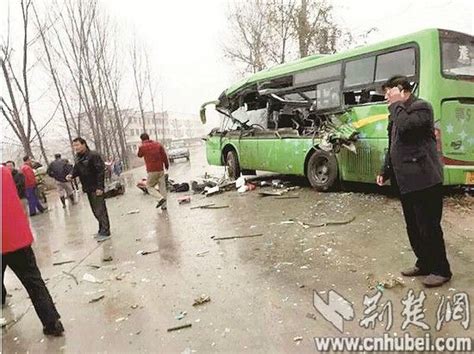 客车与货车迎面相撞致四人死亡十多人受伤(图)|交通事故_新浪新闻