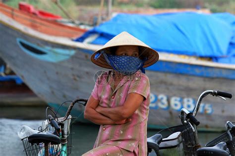 骑自行车的越南女人高清图片下载-正版图片502684351-摄图网