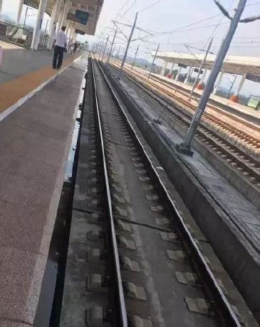 火车即将发车，2岁女童一脚踩空掉下站台_凤凰资讯