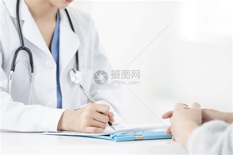 女性医生记录病人病例高清图片下载-正版图片501566354-摄图网