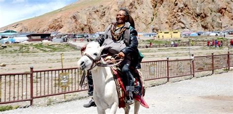 3000年前，西藏人就与新疆人群居通婚，并沿于田河繁衍成古楼兰人