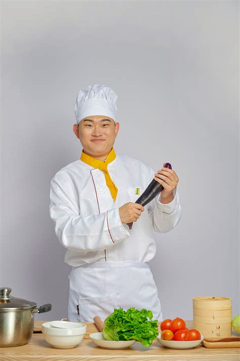 厨师图片-微笑的女厨师展示OK手记素材-高清图片-摄影照片-寻图免费打包下载