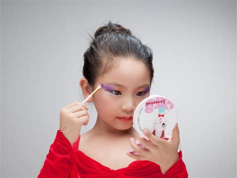 儿童化妆教程，怎么给幼儿园宝宝化妆，方法简单零基础也能学
