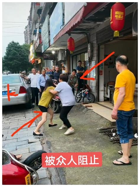 湖南长沙：女子被大妈手提棍棒打得头破血流，老公在旁不敢动手|大妈|棍棒|动手_新浪新闻