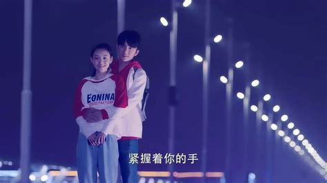冰糖炖雪梨：黎语冰背后抱着棠雪，两人回忆第一次在一起过年的场景，太甜了！_腾讯视频
