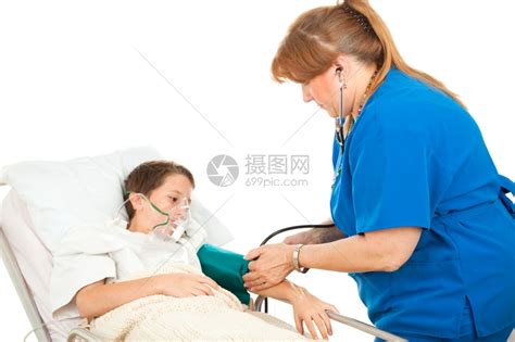 医院里的小男孩看着护士抽血高清图片下载-正版图片306984619-摄图网