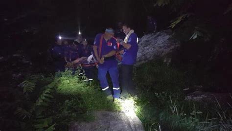 女子十渡爬山受伤 22名救援队员花6小时营救下山_凤凰资讯